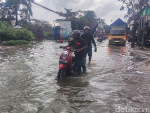 Jalur Sukodadi-Paciran Lamongan Terendam Banjir, Banyak Motor Mogok