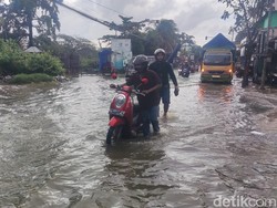 Jalur Sukodadi-Paciran Lamongan Terendam Banjir, Banyak Motor Mogok