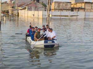 Banjir 5 Meter di Perumahan Periuk Tangerang gegara Tanggul Kali Sabi Jebol