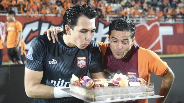 Momen Tiup Lilin HUT Borneo FC di Stadion Segiri