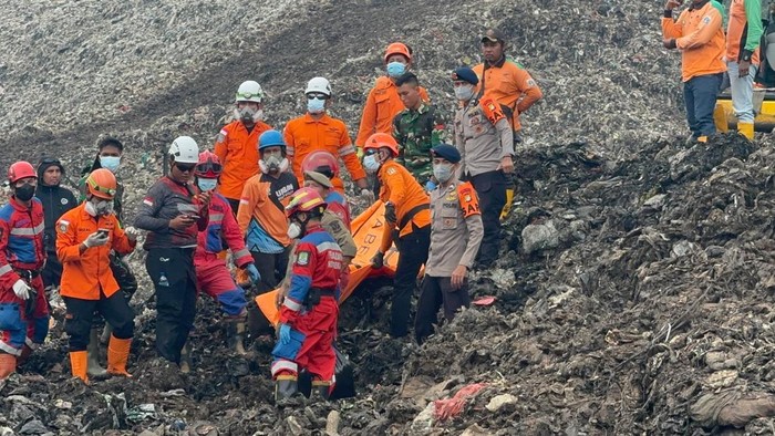 Brimob Polda Metro Ikut Evakuasi Longsor Sampah Bantargebang
