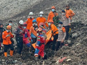 Brimob Polda Metro Ikut Evakuasi Longsor Sampah Bantargebang, Temukan Motor