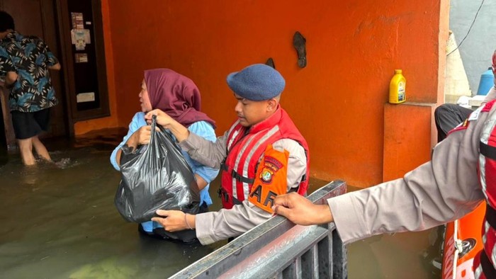 Banjir 5 Meter di Periuk Tangerang, Brimob Polda Metro Bantu Evakuasi