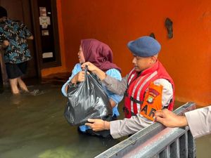 Banjir 5 Meter di Periuk Tangerang, Brimob Polda Metro Bantu Evakuasi