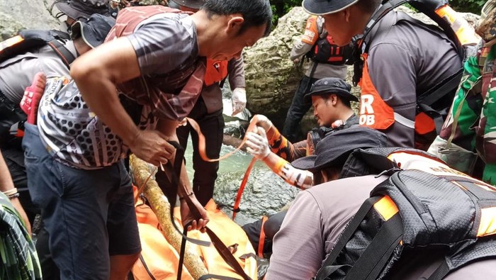 Evakuasi polisi tewas terseret arus sungai di Pinrang.