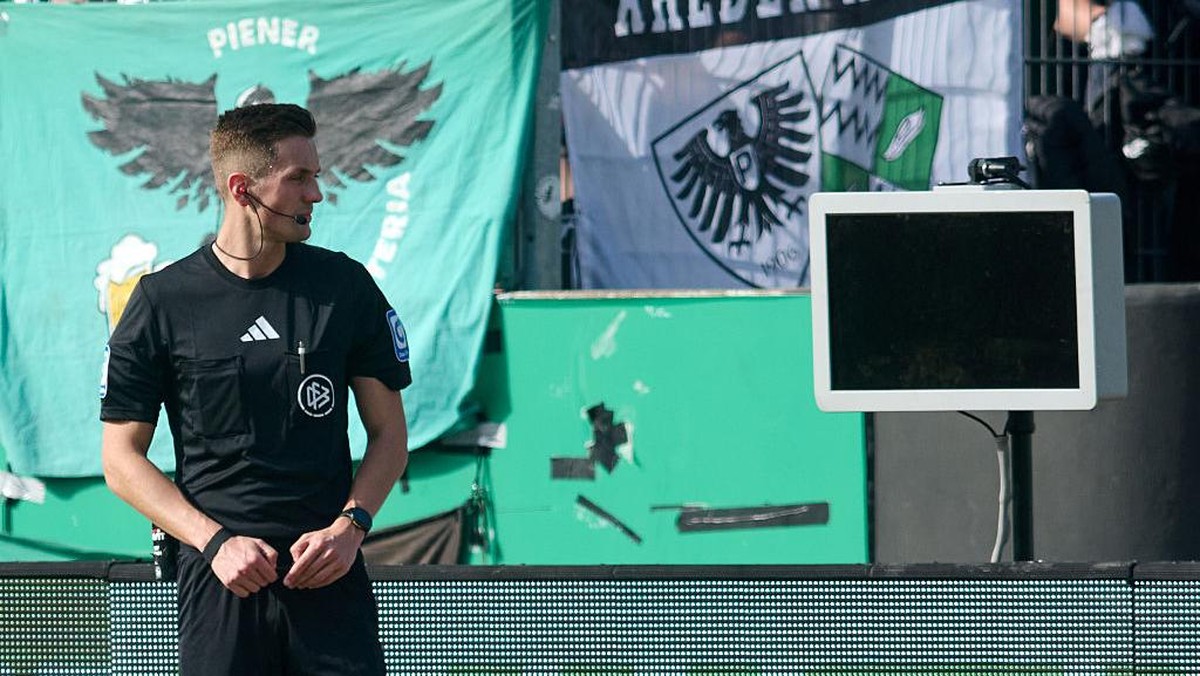 Wasit Felix Bickel tak bisa mengecek tayangan ulang karena listrik ke monitor VAR padam. Foto: dpa/picture alliance via Getty I/picture alliance