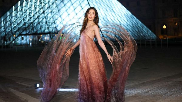 Foto: Eileen Gu Bak Malaikat Jatuh dari Langit, Pakai Gaun Bersayap di Paris