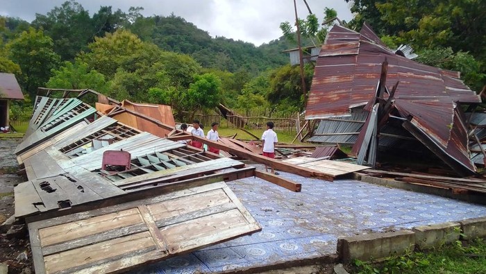 Gedung SDI Ra'ong Ambruk Usai Diterjang Angin Kencang