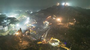 Gunungan Sampah Bantargebang Longsor, 4 Orang Tewas