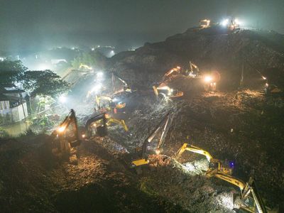 Gunungan Sampah Bantargebang Longsor, 4 Orang Tewas