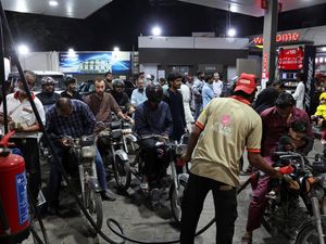 Pakistan Terapkan 50% WFH-Potong Tunjangan Bensin Akibat Harga BBM Naik