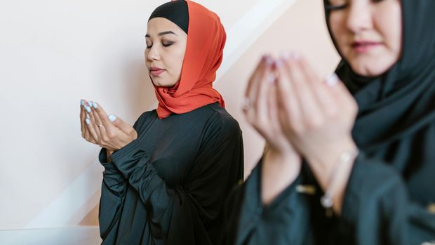 Ilustrasi berdoa/ Foto: Pexels.com/RDNE Stock Project Keutamaan puasa Tasua dan Asyura