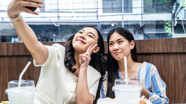 Ilustrasi Teman Perempuan 1 Agustus hari apa?