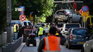 Iran Hujani Israel dengan Rudal, Kendaraan Rusak Dievakuasi dari Lokasi Ledakan