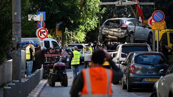 Iran Hujani Israel dengan Rudal, Kendaraan Rusak Dievakuasi dari Lokasi Ledakan