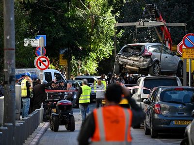 Iran Hujani Israel dengan Rudal, Kendaraan Rusak Dievakuasi dari Lokasi Ledakan