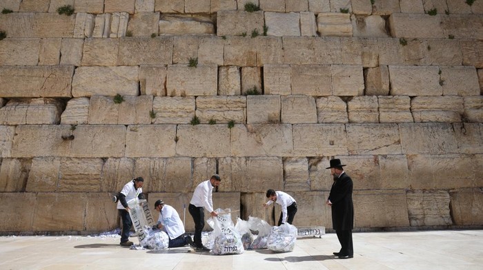 Pekerja Bersihkan Kertas Doa di Tembok Ratapan Sebelum Hari Raya Yahudi