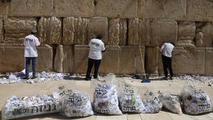 Ribuan Kertas Doa Dibersihkan dari Tembok Ratapan Jelang Hari Raya Yahudi