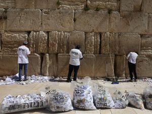 Ribuan Kertas Doa Dibersihkan dari Tembok Ratapan Jelang Hari Raya Yahudi