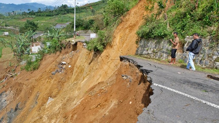 Longsor Putuskan Jalan Menuju Dieng