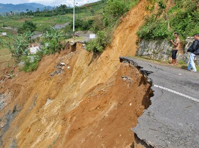 Jalan Menuju Dieng Putus Akibat Longsor