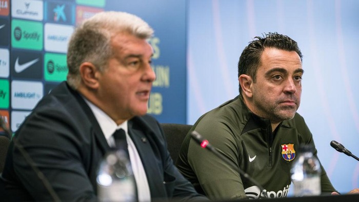 Laporta (kiri) dan Xavi dalam jumpa pers pada April 2024. Sebulan berselang, Xavi dipecat oleh Barcelona.