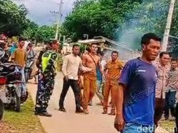 Aksi Kades di Bima Buka Baju Tantang Mahasiswa Berkelahi