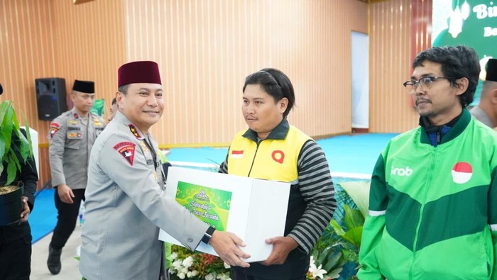 Kapolda Riau Buka Bareng Ojek Online dan Mahasiswa untuk Kamtibmas Ramadan
