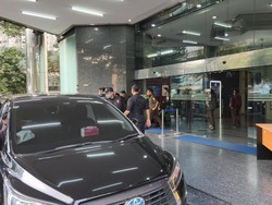 Kejagung Bawa 1 Boks Usai Geledah Kantor Komisioner Ombudsman Yeka Hendra