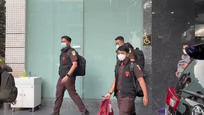 Kejagung Sita Dokumen dan Barang Bukti Elektronik Yeka Hendra Usai Geledah Kantor