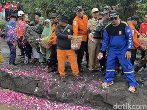 Operasi Pencarian Korban Banjir Lahar Merapi di Magelang Ditutup Tabur Bunga