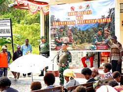 Koops TNI Papua Gelar Pengobatan Gratis dan Bagi Sembako di Iwaka Mimika