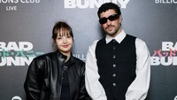 7 Gaya Lisa BLACKPINK Jadi Tamu VIP Konser Bad Bunny di Jepang