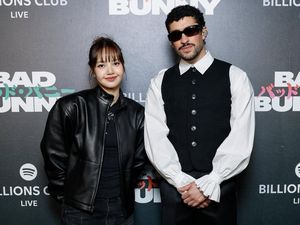 7 Gaya Lisa BLACKPINK Jadi Tamu VIP Konser Bad Bunny di Jepang