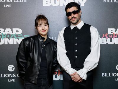 7 Gaya Lisa BLACKPINK Jadi Tamu VIP Konser Bad Bunny di Jepang