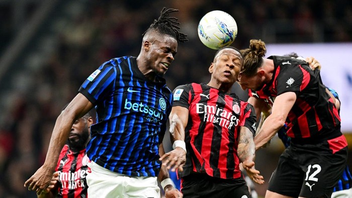 Soccer Football - Serie A - AC Milan v Inter Milan - San Siro, Milan, Italy - March 8, 2026 Inter Milans Yann Bisseck in action with AC Milans Pervis Estupinan REUTERS/Daniele Mascolo