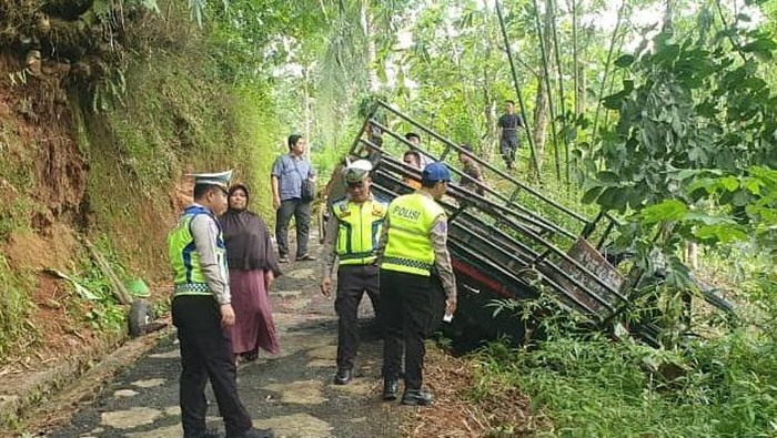 Mobil Pikap Rombongan Warga Kebumen Terguling, 3 Orang Meninggal