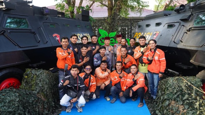 Kapolda Riau dan Ojek Online serta Mahasiswa Pose Bersama di Markas Brimob