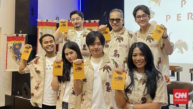 Wregas Bhanuteja merilis sebuah buku saku pendamping film Para Perasuk yang berfungsi sebagai panduan serba-serbi mengenai Desa Latas yang merupakan desa fiksi dalam film ini dan Pesta Sambetan.