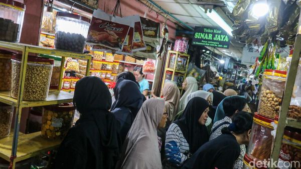 Pasar Jatinegara Dipadati Pembeli Kue Kering Jelang Lebaran