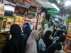Pasar Jatinegara Dipadati Pembeli Kue Kering Jelang Lebaran