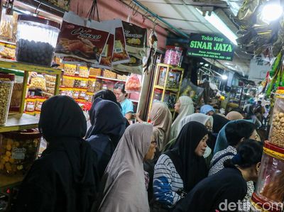 Pasar Jatinegara Dipadati Pembeli Kue Kering Jelang Lebaran