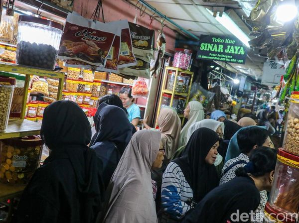 Pasar Jatinegara Dipadati Pembeli Kue Kering Jelang Lebaran
