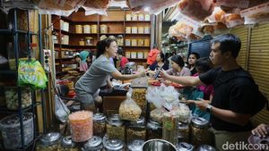 Berburu Kue Lebaran di Pasar Jatinegara