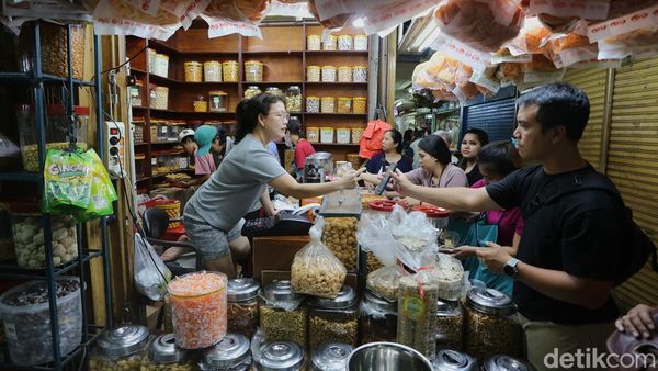 Berburu Kue Lebaran di Pasar Jatinegara