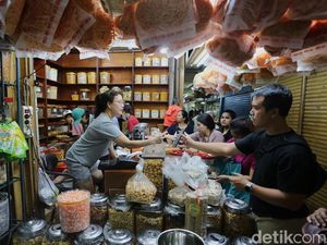 Berburu Kue Lebaran di Pasar Jatinegara