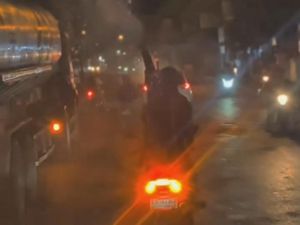 Aksi Berbahaya Pemuda Lamongan Nyalakan Petasan Sambil Naik Motor