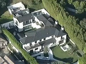 Video Situasi Rumah Rihanna Pasca-Ditembaki Wanita Pakai Senapoan AR-15