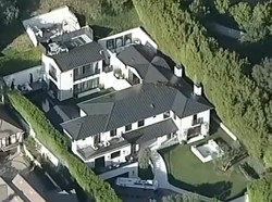 Video Situasi Rumah Rihanna Pasca-Ditembaki Wanita Pakai Senapoan AR-15