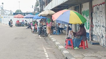 Berita dari Detik Finance: Jasa Tukar Uang Baru Menjamur di Asemka, Kerja Sambil Dijaga 'Mata-mata'